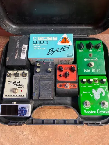 Pedais para baixo ou guitarra