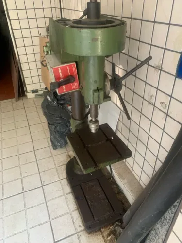 Furadeira de bancada industrial Helmo Fb 25 mm , com chave reversível nova .