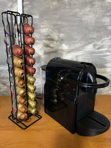 Cafeteira Nespresso Inissia + Porta cápsulas
