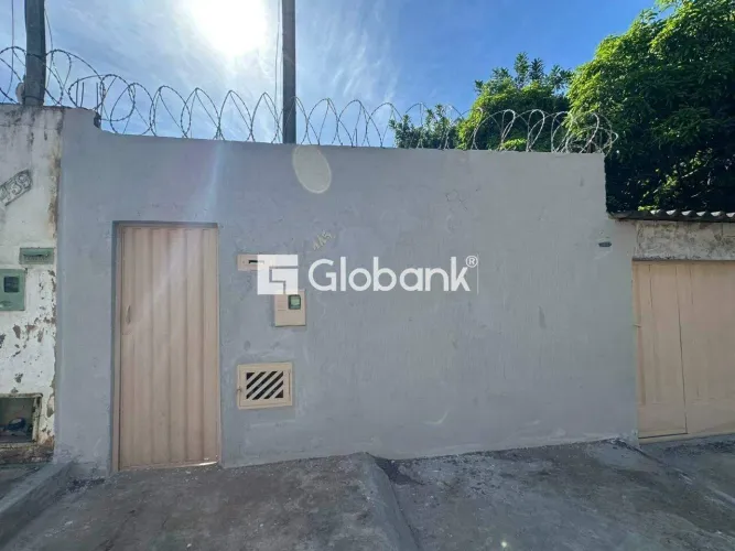Casa disponível para aluguel no bairro Carmelo, em Montes Claros.