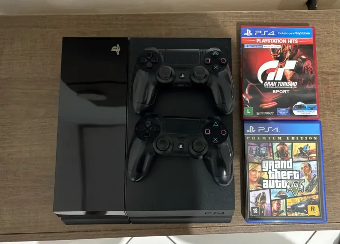 PS4 com 2 controles e 2 jogos
