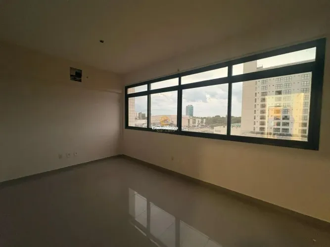 Sala comercial 38m² com banheiro - Centro