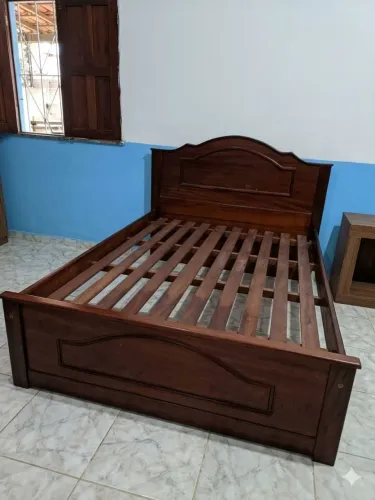 Estrutura de cama em madeira maciça