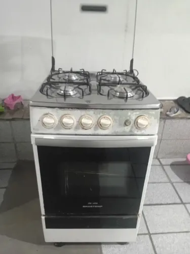 Vendo um fogão funcionando tudo as 4 bocas e o forno