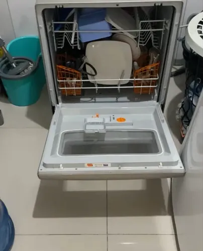 Maquina lava louças pratos limpos