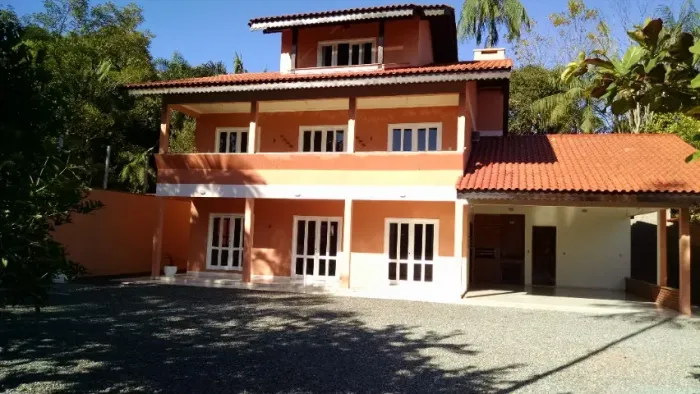 Lindo sobrado triplex em uma ótima localização. (Direto com o proprietário)