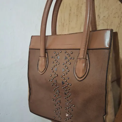 Bolsa grande marrom com spikes