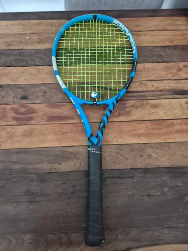 Raquete selecionada é uma Babolat Pure Drive (Geração de 2021)