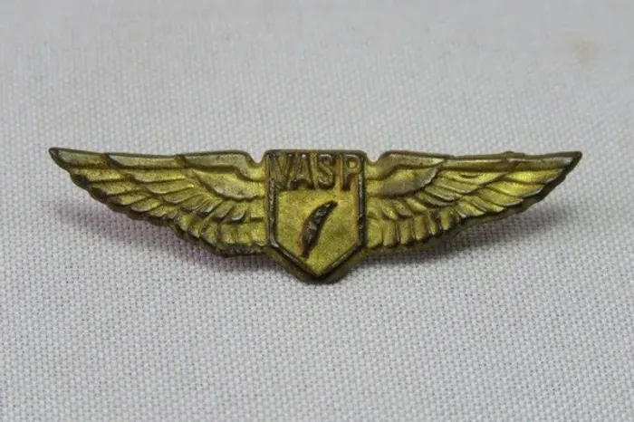 Antigo PIN / BREVÊ METÁLICO da extinta cia. Aérea VASP (Viação Aérea São Paulo).