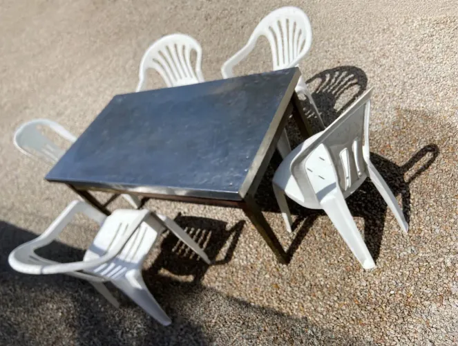 Mesa com tampo inox(bancada), e 5 cadeiras de PVC(bancos,assento)!!!