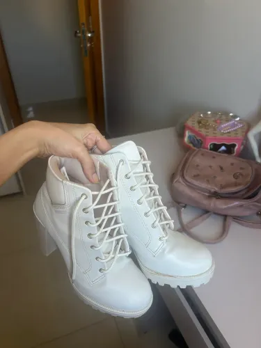 Coturno off white feminino