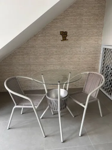 Mesa com cadeiras área externa