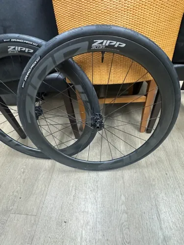 Par de roda ZIPP 303s usada com pneu zero km