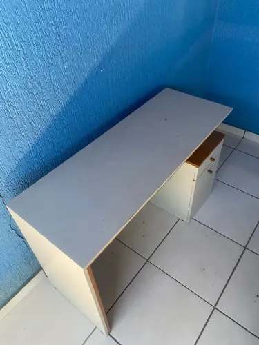 Mesa para estudo/trabalho.