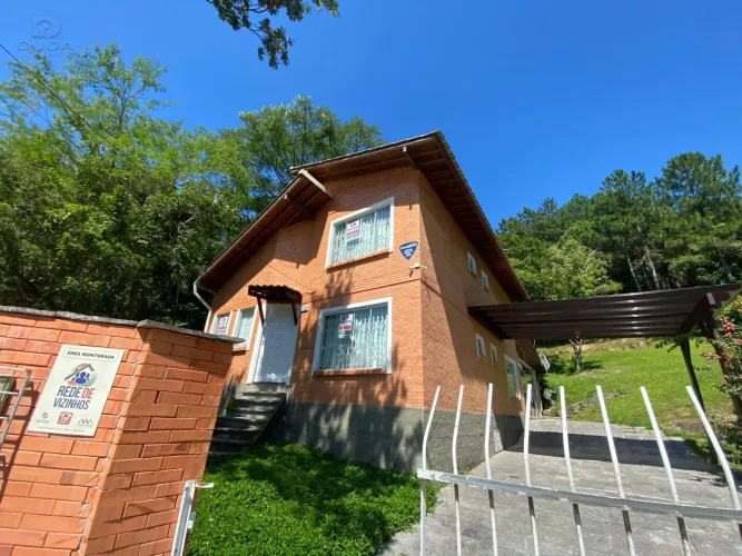 Casa com 4 dormitórios na Trindade