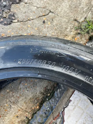 Pneu 255/45/20