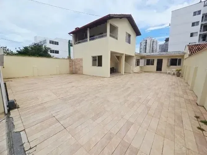 Balneário do Estreito ampla residência próximo ao Fórum.