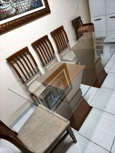 Mesa com tampo de vidro e 6 cadeiras