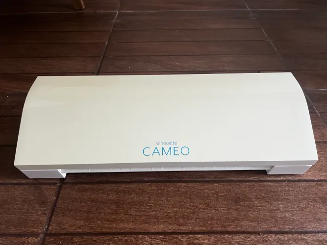 Máquina de corte Silhouette Cameo 3 pronta para trabalhar