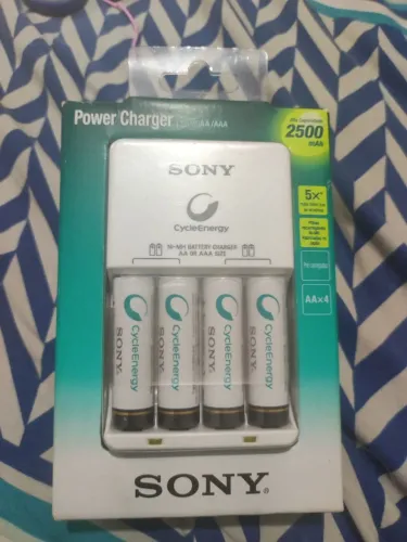 Carregador e 4 Pilhas Sony CycleEnergy