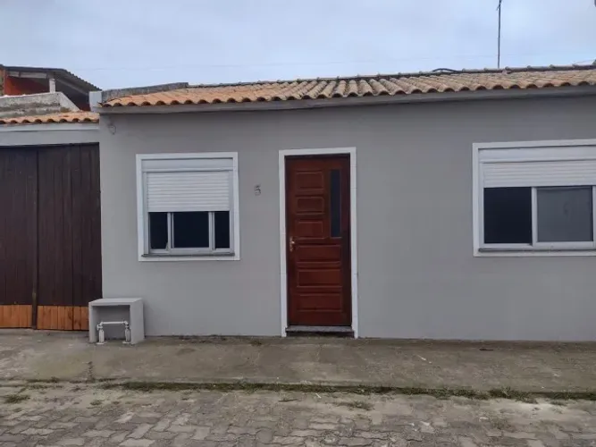 Aluga-se Casa em Condomínio - Próximo à FURG