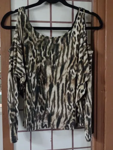 Blusa animal print ombro aberto manga 3/4
