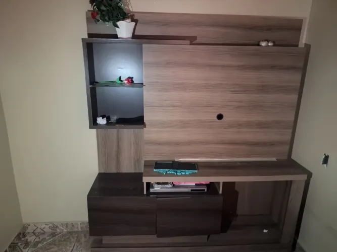 Vendo Conjunto Mesa e Estante bem conservadas