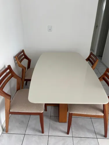 Mesa com 4 cadeiras de madeira Guido