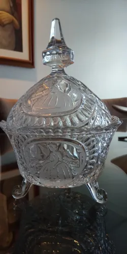 Compoteira em cristal, lapidação de palmas, reservas com figuras de damas, pés de voluta