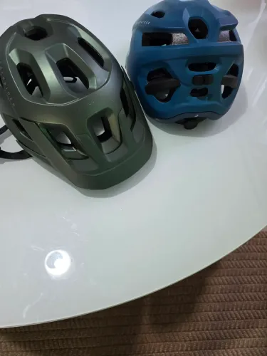 Vendo capacetes rockrider e camiseta free force