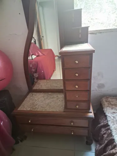 Vende se uma penteadeira antiga