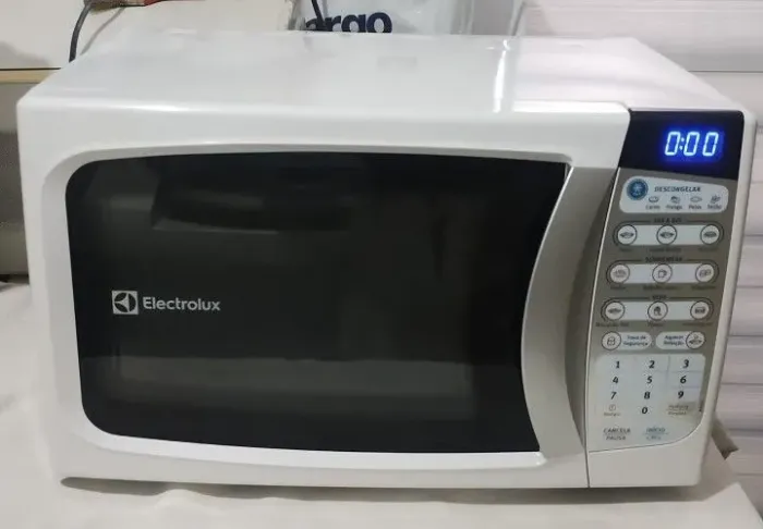 VENDO UM MICRO-ONDAS ELECTROLUX 20 LITROS SEMI-NOVO