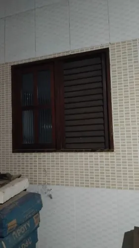 Basculante em madeira