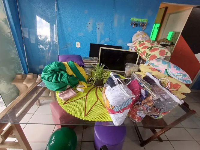Vendo mesa de vidro não acompanha cadeiras 