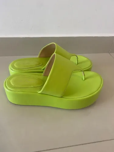 SANDÁLIA FLATFORM DE DEDO EM COURO