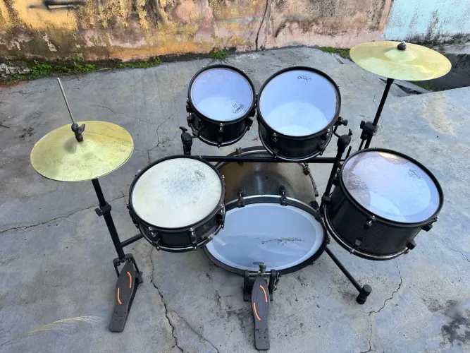 Bateria acústica RMV semi nova (pratos básicos)