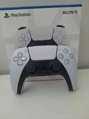 Controle de PS5 branco na caixa