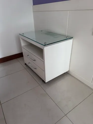 Mesa cabeceira branca com rodinhas e tampo de vidro