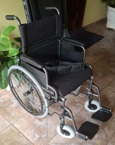 Cadeira  de rodas  nova
