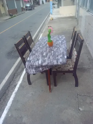 Vendo mesa com 04 cadeiras.