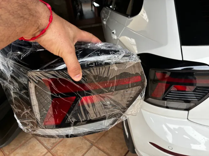 Lanterna Traseira Esquerda Fumê VW Polo - Original Arteb - 23 à 26