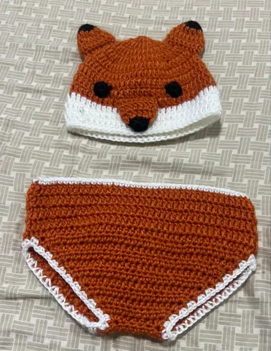  conjunto artesanal de crochê tema de raposinha, gorro, tapa-fralda e sapatinhos, 