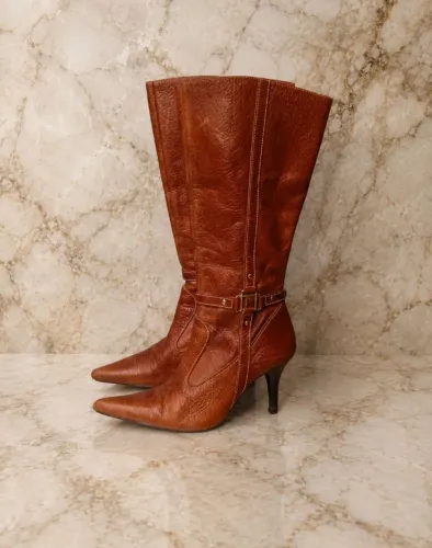 Bota cano longo e bico fino