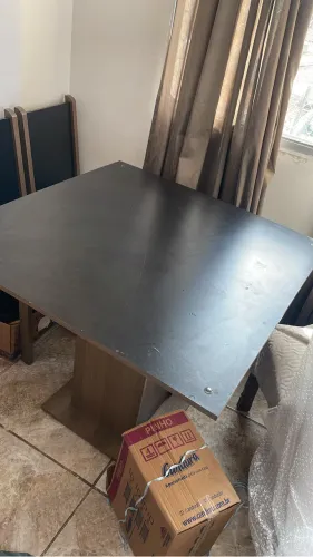 doa-se mesa com três cadeira
