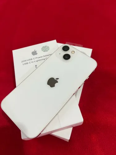 iPhone 13 branco 128gb detalhe n tela