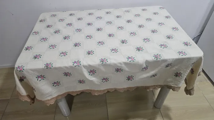 Toalha de mesa com bordado