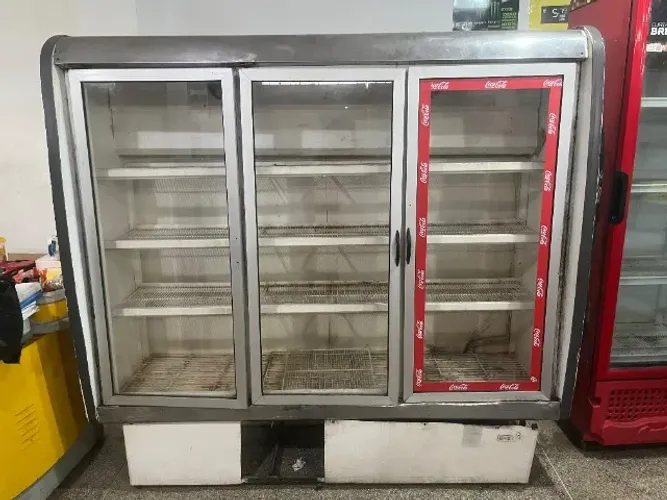 Expositor Refrigerado Vertical 3 Portas - Funcionando parcialmente / Necessita de reparo
