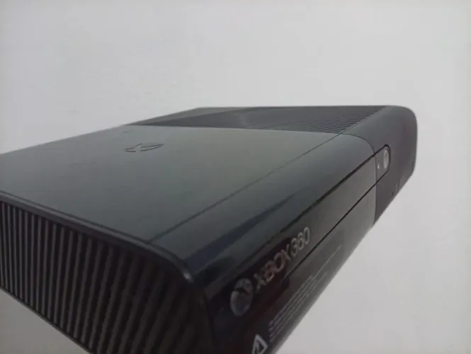 XBOX 360 COM MAIS DE 50 JOGOS NO HD INTERNO