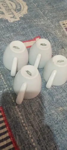 4 Xícaras porcelanas brancas Teixeira.
