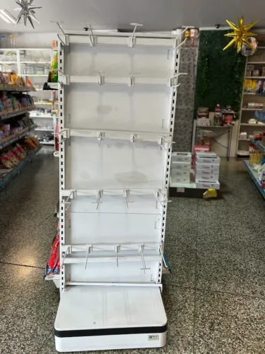 gôndola com ganchos